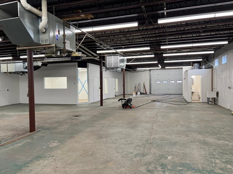 More Photos Of 194-196 Newton St, Waltham Warehouse For Lease