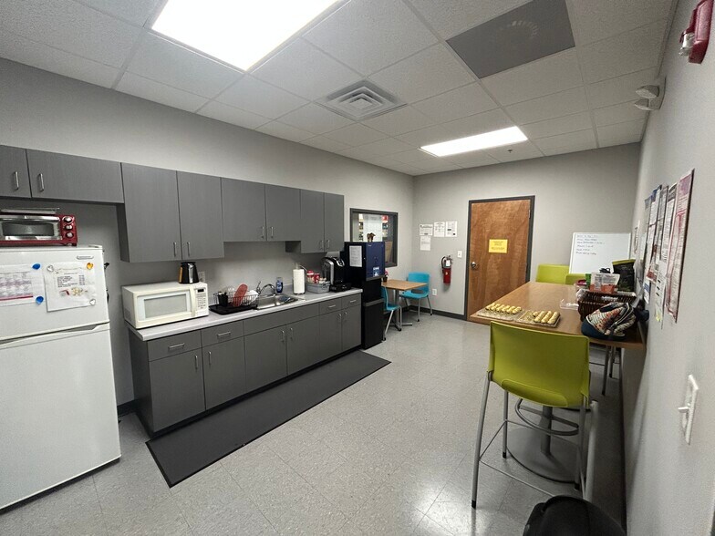 More Photos Of 96 Brookfield Oaks Dr, Greenville Light Distribution For Lease