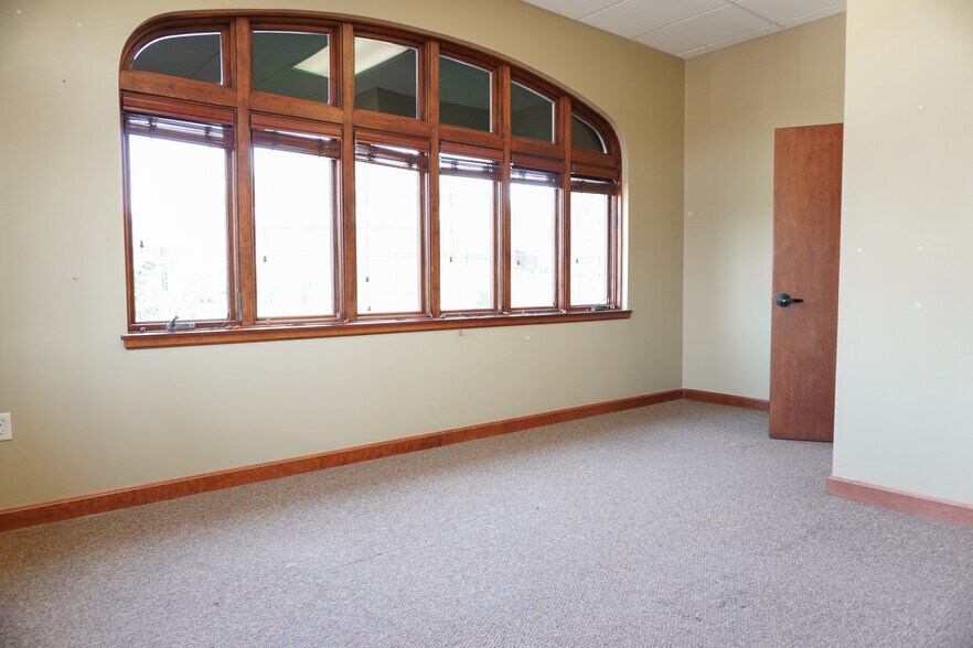 More Photos Of 2021 Vanesta Pl, Manhattan Office For Lease