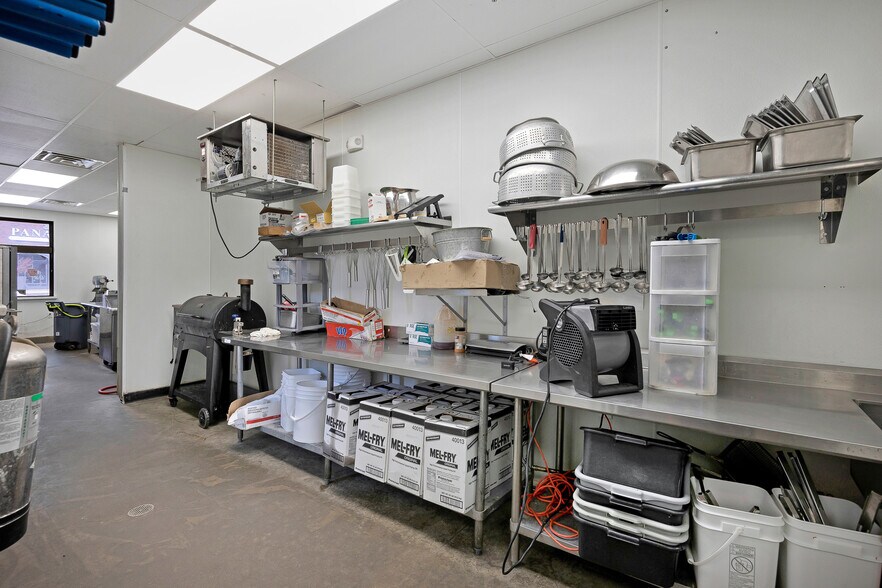 More Photos Of 7609 Hillside Rd, Amarillo Freestanding For Lease