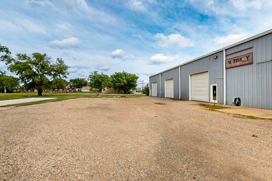 More Photos Of 11544 Cockleburr Rd, Roanoke Warehouse For Lease