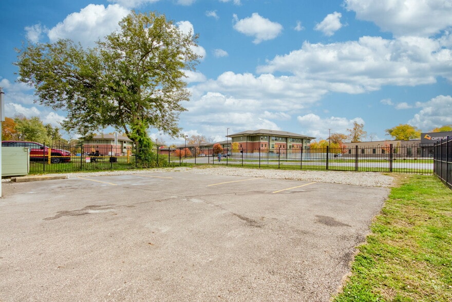 More Photos Of 4451 Old Allisonville Rd, Indianapolis Office For Sale