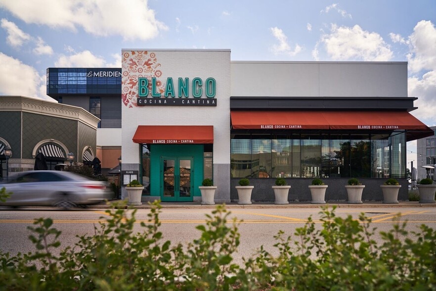 More Photos Of 2-564 Oakbrook Ctr, Oak Brook Unknown For Lease