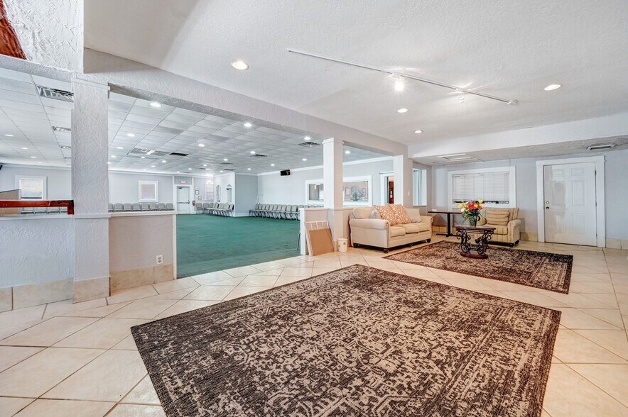 More Photos Of 300 N Cocoa Blvd, Cocoa Restaurant For Lease