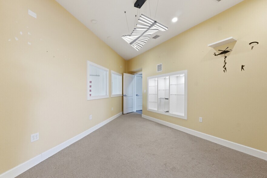 More Photos Of 8600 Airport Blvd, Leesburg Airplane Hangar For Sale