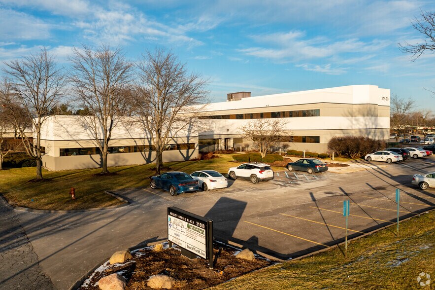 More Photos Of 31500 W 13 Mile Rd, Farmington Hills Medical For Lease
