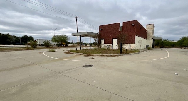 More Photos Of 6280 US 281, Three Rivers Fast Food For Sale