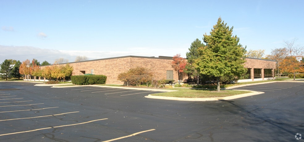 More Photos Of 701 Woodlands Pky, Vernon Hills Office For Sale