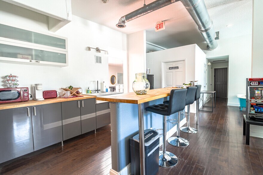 More Photos Of 2529 Central Ave, Saint Petersburg Coworking Space