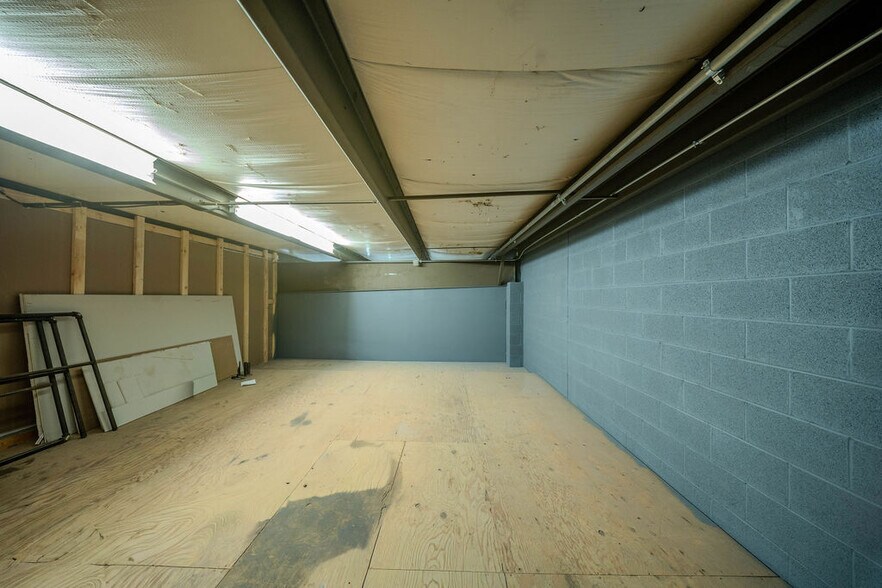 More Photos Of 670 E Calhoun St, Woodstock Flex For Lease