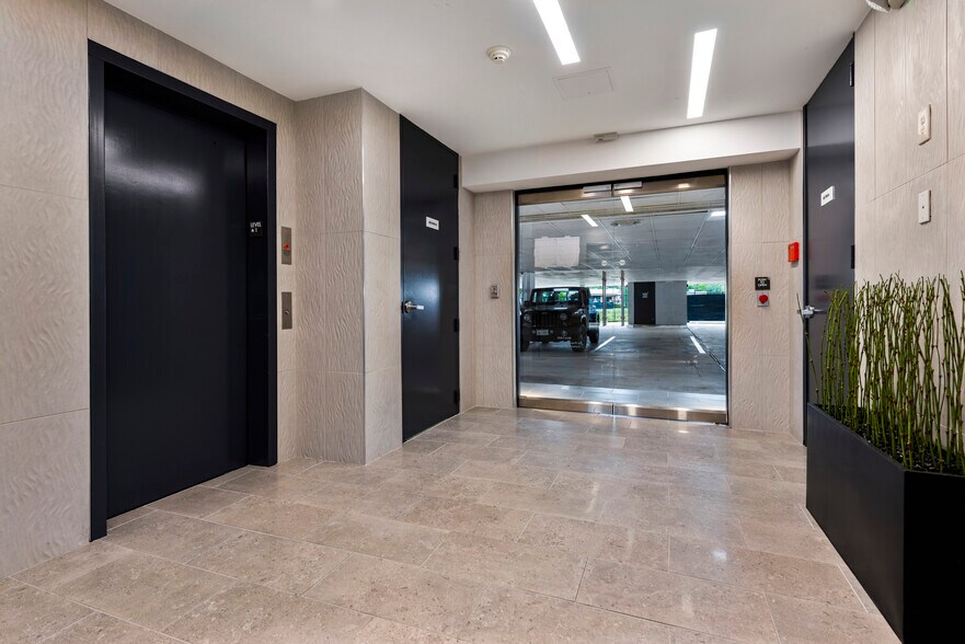 More Photos Of 3100 Edloe St, Houston Office For Sale