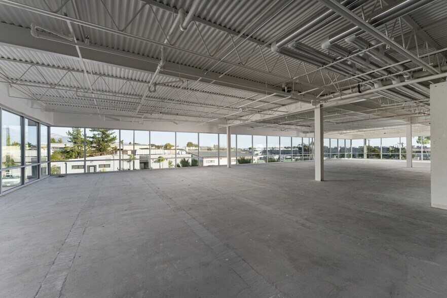 More Photos Of 130 Robin Hill Rd, Goleta Loft Creative Space For Lease