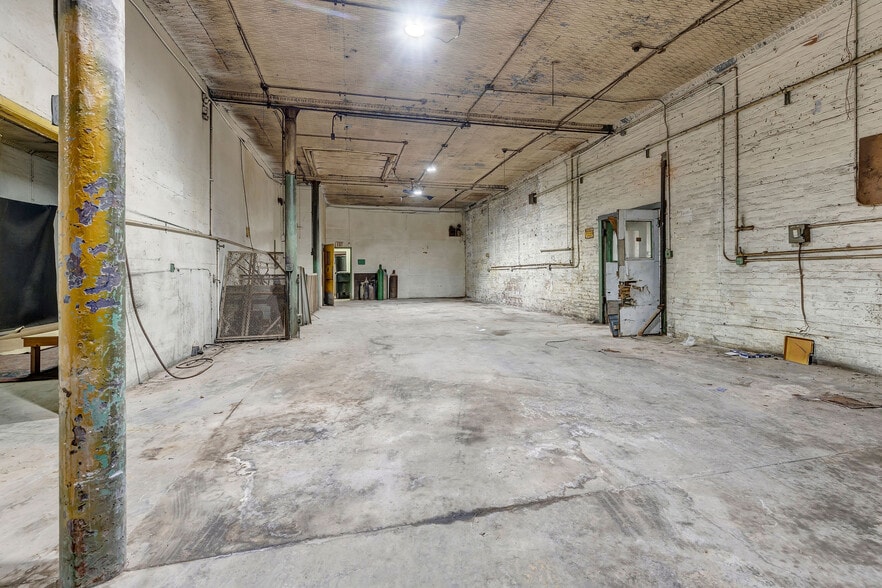 More Photos Of 122 E Liberty St, Cincinnati Warehouse For Lease