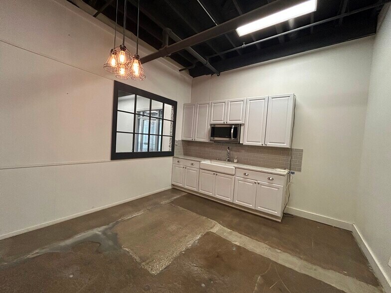 More Photos Of 3033 W Ohio St, Chicago Warehouse For Lease