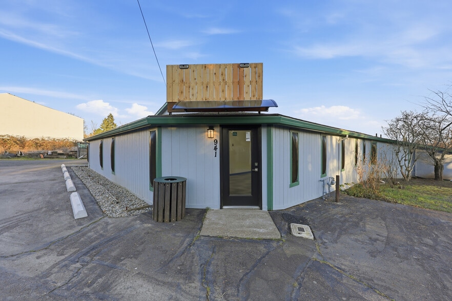 More Photos Of 941 SW Alder St, Dundee Warehouse For Lease