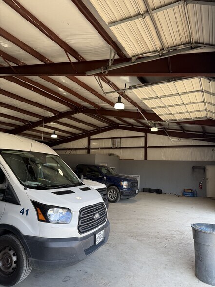 More Photos Of 1905 Akron St, Dallas Distribution For Lease