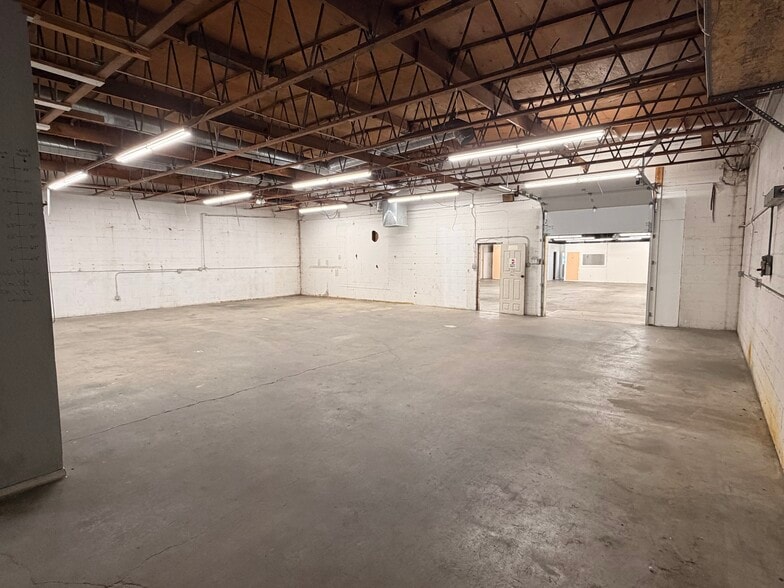 More Photos Of 11311 Vanowen St, North Hollywood Manufacturing For Lease