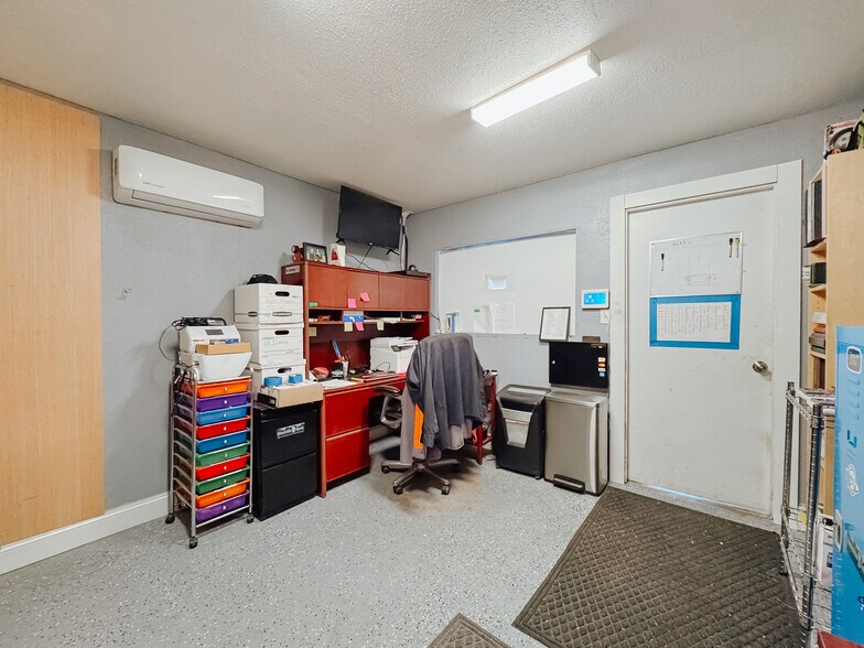 More Photos Of 5305 N Interstate Highway 45, Ennis Manufacturing For Sale