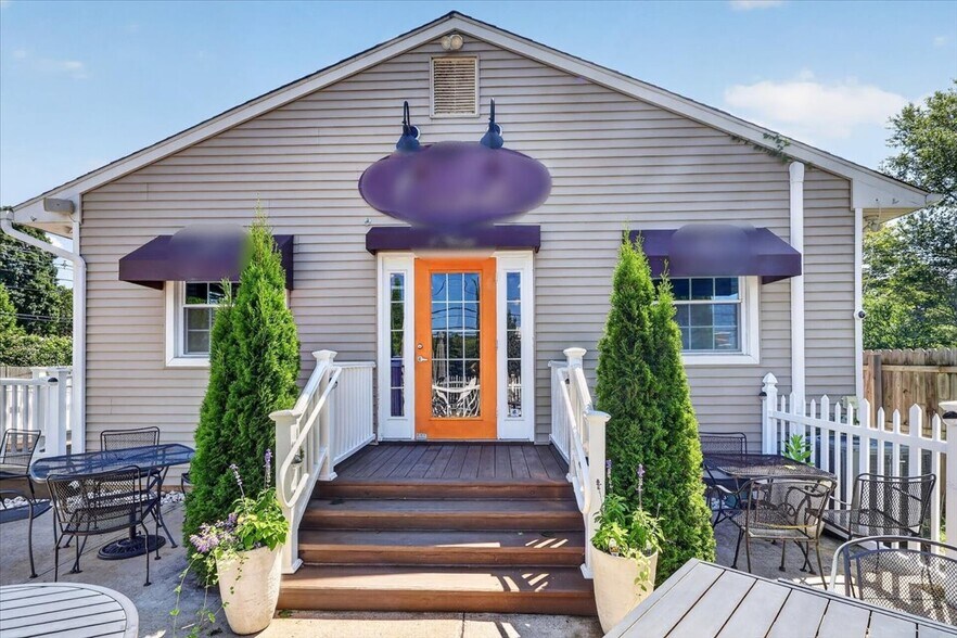 More Photos Of 11 E Pattagansett Rd, Niantic Restaurant For Sale