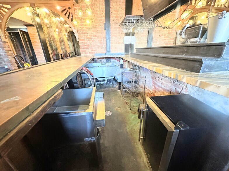 More Photos Of 1910 Magazine St, New Orleans Storefront Retail Residential For Lease