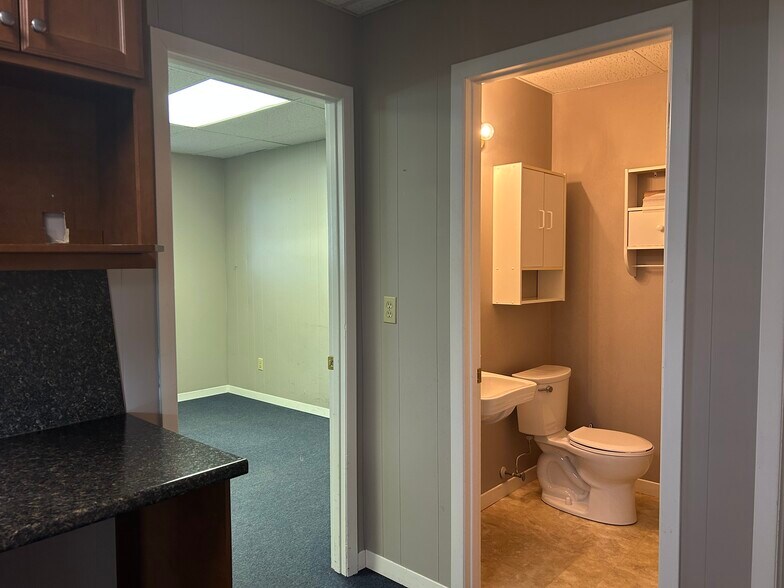 More Photos Of 191 Queensway W, Simcoe Office For Lease