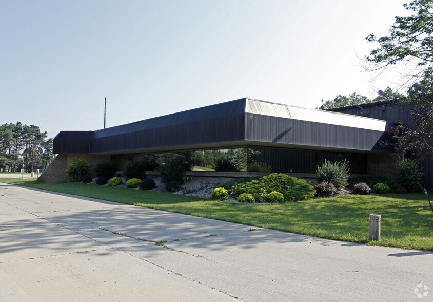More Photos Of 2111 W Thompson Rd, Fenton Warehouse For Lease
