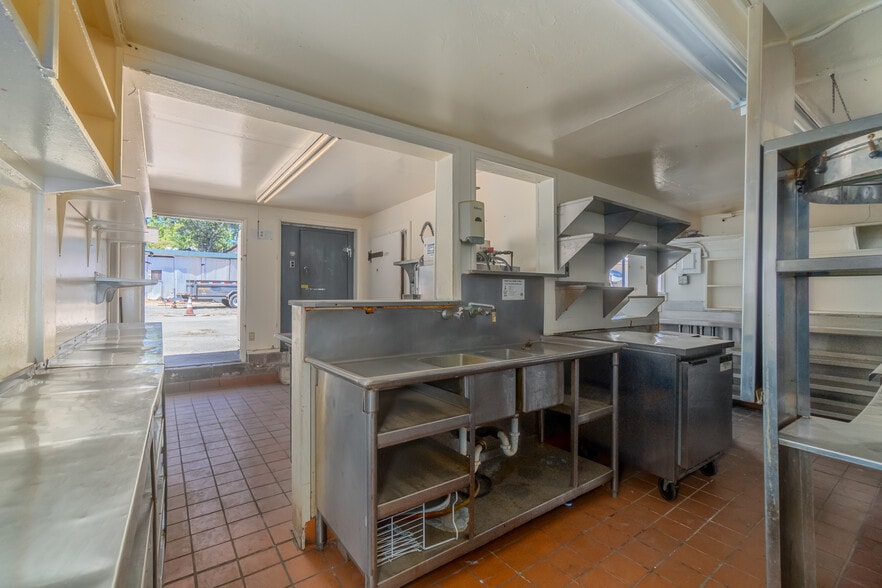 More Photos Of 2509 Lakeshore Blvd, Lakeport Restaurant For Sale