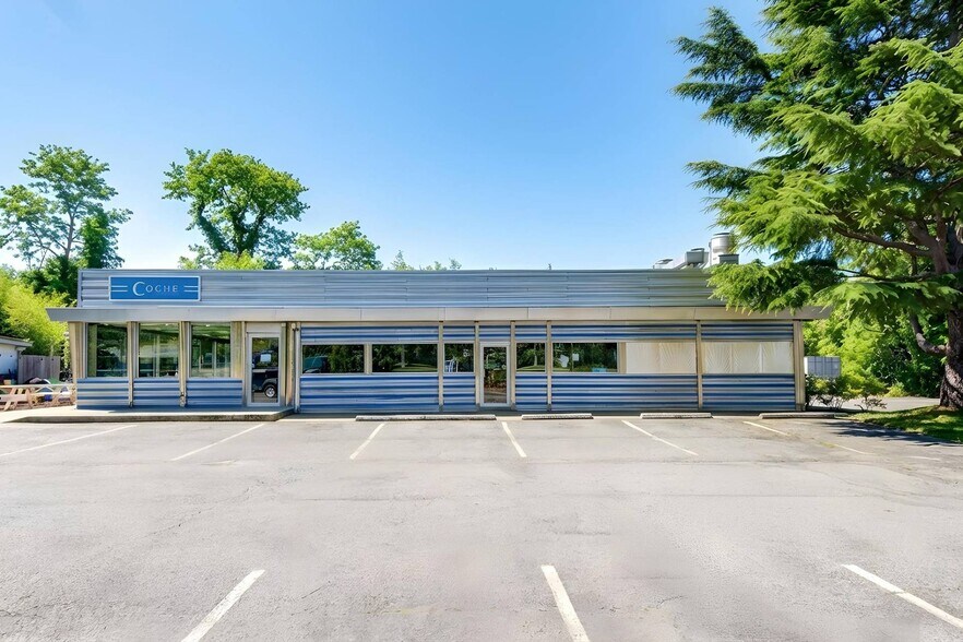 More Photos Of 74-A Montauk Hwy, East Hampton Restaurant For Lease