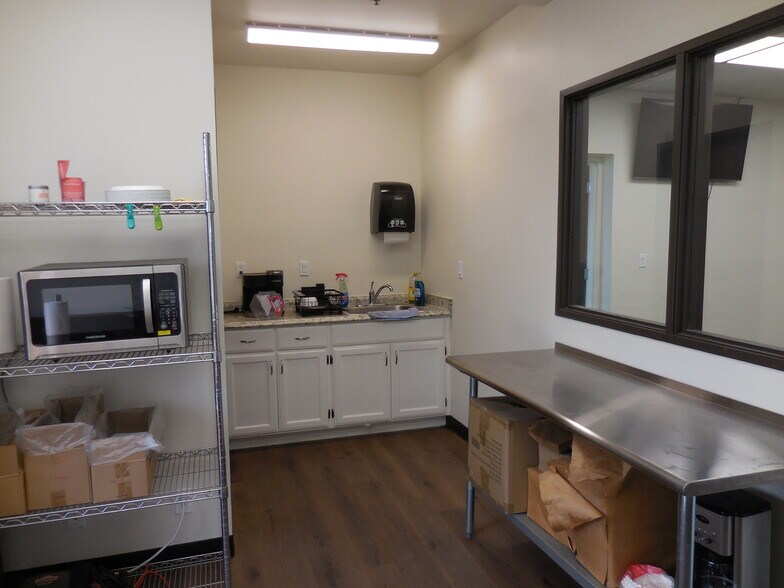 More Photos Of 1206-1210 W Jon St, Torrance Warehouse For Sale