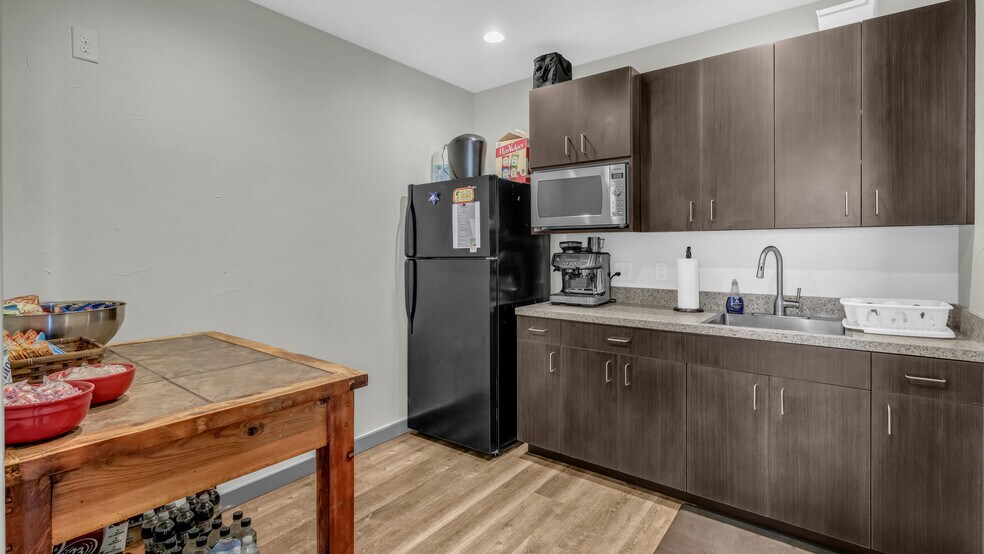 More Photos Of 125 Winners Cir, Weatherford Showroom For Sale