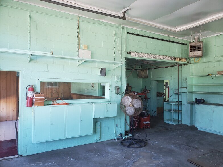 More Photos Of 401 N 3rd St, Lilbourn Flex For Sale