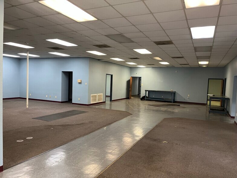 More Photos Of 107 E Austin St, Port Lavaca Distribution For Sale