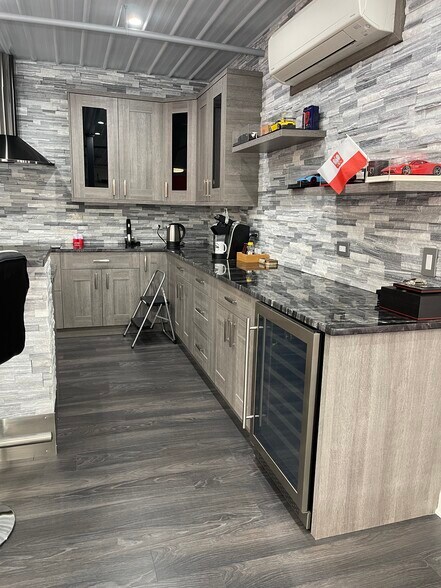 More Photos Of 2220 Ferry Rd, Naperville Showroom For Sale