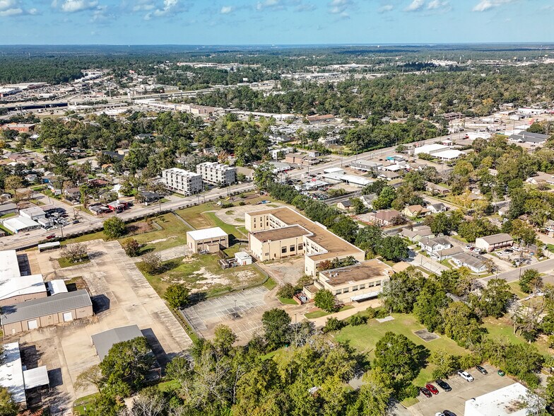 More Photos Of 601 W Lewis St, Conroe Flex For Sale