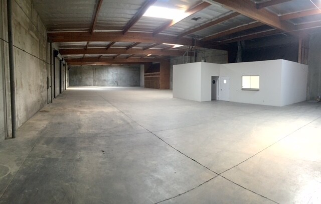 More Photos Of 19020 N Indian Canyon Dr, North Palm Springs Service For Lease