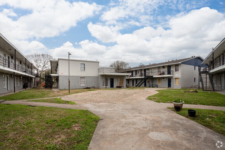 More Photos Of 8700 Gulf Fwy, Houston Hotel For Sale