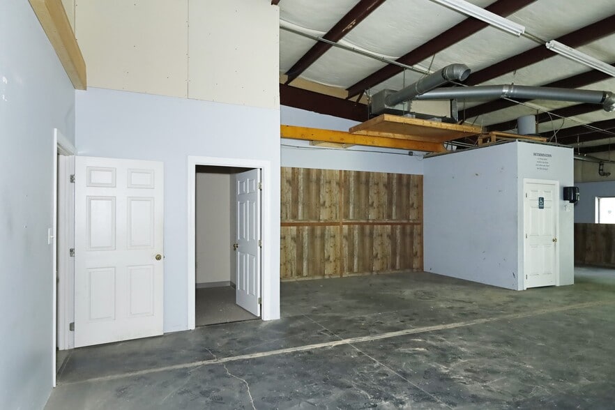 More Photos Of 4122 B Bennett Memorial Rd, Durham Flex For Lease