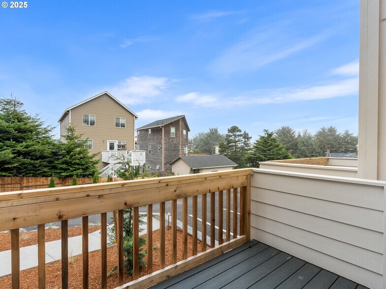 More Photos Of 305 Jetty ave, Lincoln City Multifamily For Sale