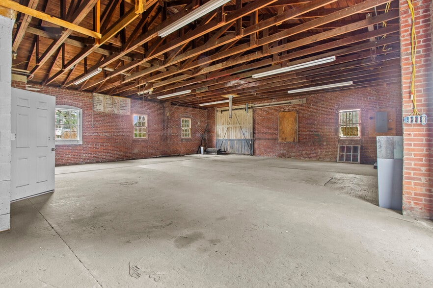 More Photos Of 470 N 4th St, Aurora Freestanding For Sale