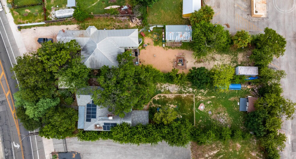 More Photos Of 1012 N Flores St, San Antonio Storefront Retail Residential For Sale