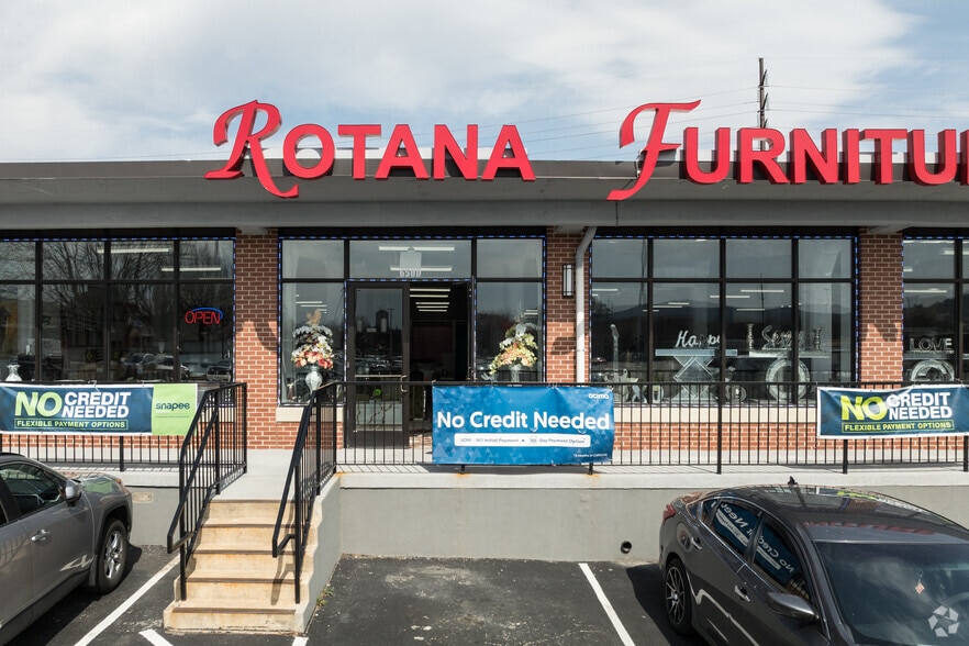 More Photos Of 650 Spring St, Reading Freestanding For Lease