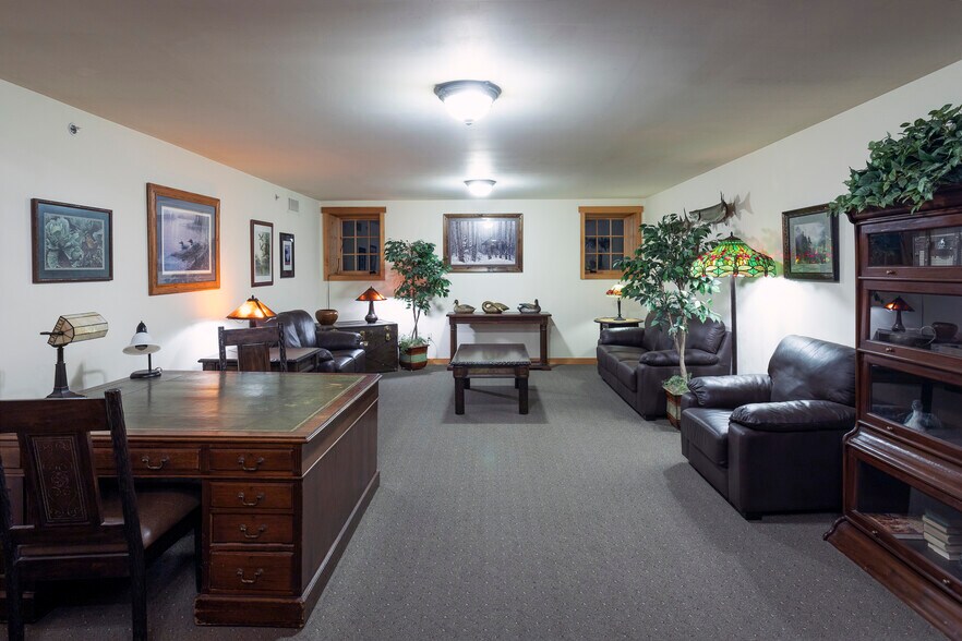 More Photos Of 41-45 Lakeshore Dr, Sagle Hotel For Sale