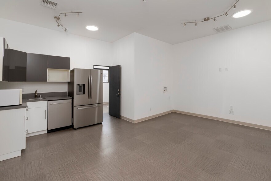 More Photos Of 7543 Woodley Ave, Van Nuys Office For Lease