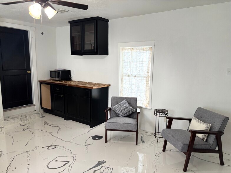 More Photos Of 400 Oak St, Bryan Office Residential For Lease