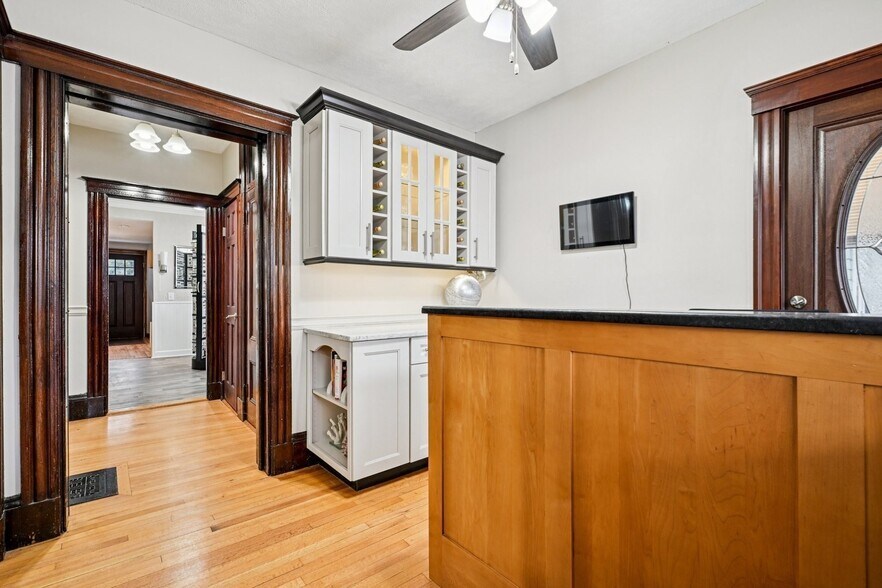 More Photos Of 327 Central St, Saugus Office For Sale