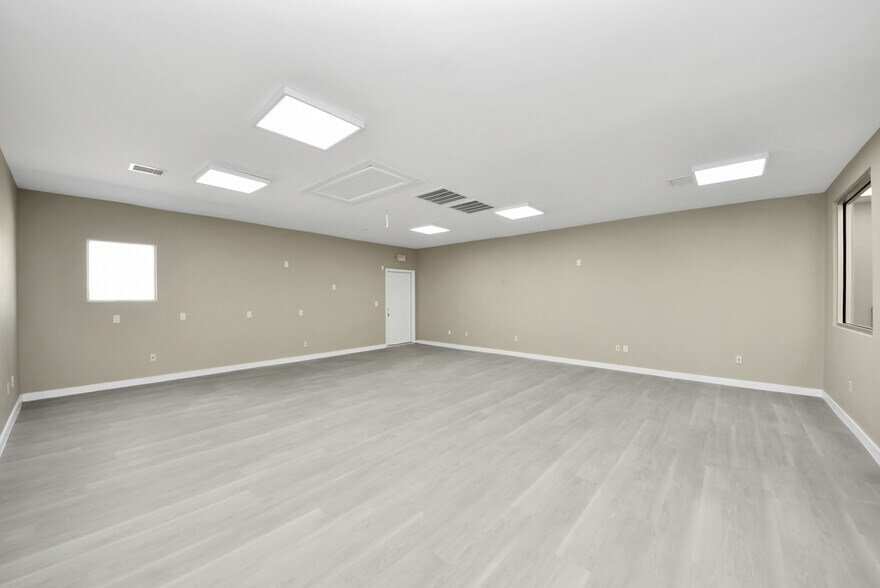 More Photos Of 1563 Live Oak St, Webster Office For Sale