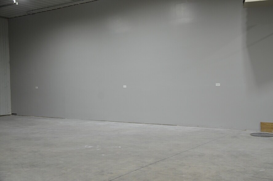 More Photos Of 181 Wolf St, Yorkville Warehouse For Sale