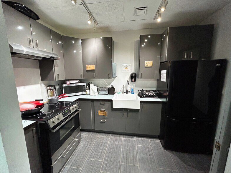 More Photos Of 2708 Ne Waldo Rd, Gainesville Showroom For Sale