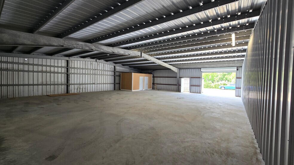 More Photos Of 1618 Callaway Dr, Alvin Warehouse For Lease