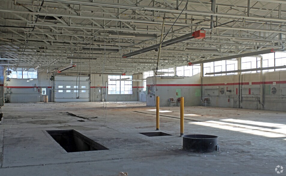 More Photos Of 188 Park Rd S, Oshawa Service For Sale